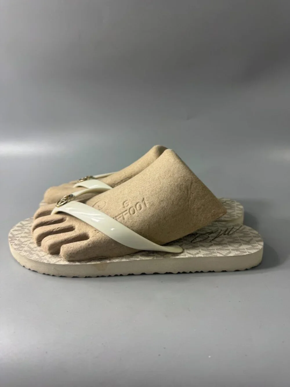 MICHAEL Michael Kors VANILLA WHITE FLIP FLOP MK LOGO SANDALS - Size 8